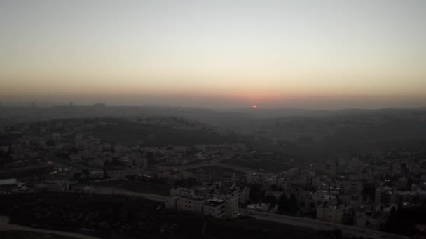 日落后的耶路撒冷山脉 空中俯瞰从东耶路撒冷与建筑和山脉 以色列 2020年12月 — 图库视频影像