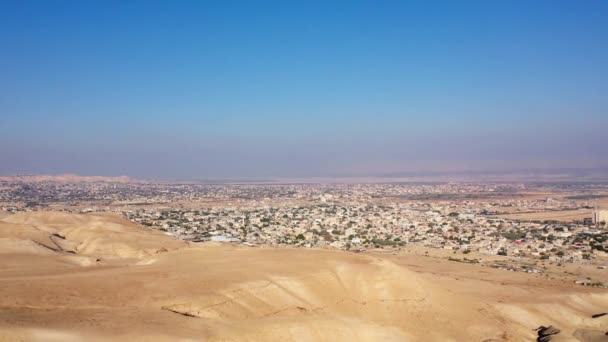 从以色列 巴勒斯坦约旦河谷的死海城市杰里科俯瞰杰里科市的空中景观 — 图库视频影像