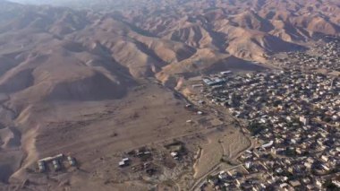 Jericho Şehri Filistin toprakları ve çöl dağları, ölü deniz şehri Jericho 'dan AerialDrone manzarası, Ürdün Vadisi, İsrail / Filistin