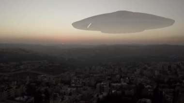Uzaylı uzay gemisi Ufo gün batımında şehrin üzerinde süzülüyor. Hava görüntüsü, İsrail 'deki Kudüs şehri üzerinde görsel efekt unsuru, istila bilimkurgu konsepti.
