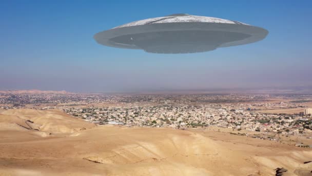 Alien Raumschiff Ufo Schwebt Über Stadt Der Wüste Luftaufnahme Drohnenblick — Stockvideo