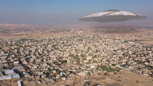 Alien Spaceship Ufo Hovering City Desert Aerial View Drone View — Vídeo de Stock