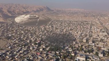 Uzaylı uzay gemisi Ufo çölde şehrin üzerinde uçuyor. Hava manzarası, Filistin 'deki Jericho şehrinde görsel efekt unsuru ile drone görüntüsü, istila bilim kurgu konsepti.