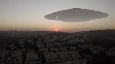 Uzaylı uzay gemisi Ufo gün batımında şehrin üzerinde süzülüyor. Hava görüntüsü, İsrail 'deki Kudüs şehri üzerinde görsel efekt unsuru, istila bilimkurgu konsepti.