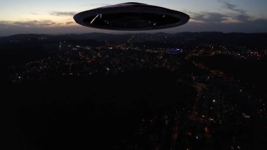 Büyük Uzaylı uzay gemisi Sacuer UFO silueti gün batımında şehrin üzerinde, İHA görüntüsü Kudüs üzerinde Büyük uçan Sacuer Gölge silueti, görsel efekt unsuru, istila bilim kurgu konsepti