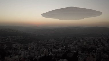 Uzaylı uzay gemisi Ufo gün batımında şehrin üzerinde süzülüyor. Hava görüntüsü, İsrail 'deki Kudüs şehri üzerinde görsel efekt unsuru, istila bilimkurgu konsepti.