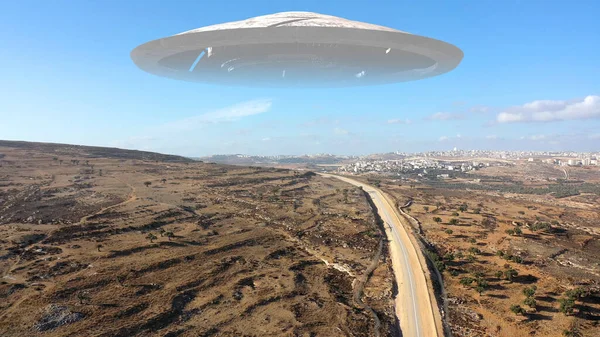 Alien Spaceship Ufo Schweben Über Hügeln Luftaufnahme Drohnenblick Über Die — Stockfoto