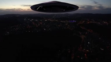 Büyük Uzaylı uzay gemisi Sacuer UFO silueti gün batımında şehrin üzerinde, İHA görüntüsü Kudüs üzerinde Büyük uçan Sacuer Gölge silueti, görsel efekt unsuru, istila bilim kurgu konsepti