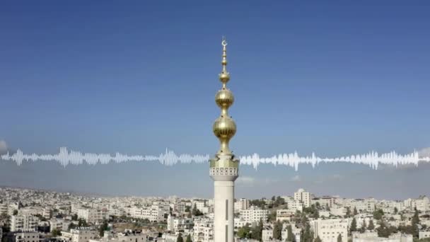 Ondas Audio Emitidas Desde Minarete Torre Mezquita Dorada Aérea Visualización — Vídeo de stock