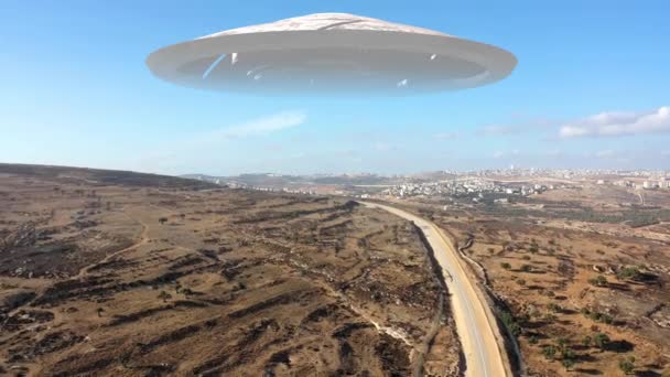 Alien Rymdskepp Ufo Sväva Över Kullar Antenn Drönare Utsikt Över — Stockvideo