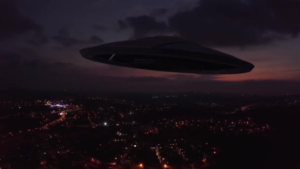 Stor Alien Rymdskepp Sacuer Ufo Siluett Över Staden Vid Solnedgången — Stockvideo