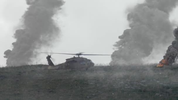 Army Helicopter Blackhawk War Battlefield Takes Smoke Rising Background Idf — Vídeo de Stock
