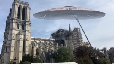 Paris üzerinde uçan daire UFO 'su. Kadın katedrali. Görsel efekt unsurları, araba trafiği, uzaylı istilası konsepti, Fransa.