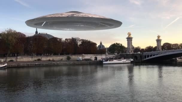 Grande Piattino Volante Ufo Sul Fiume Parigi Sciabica Riprese Live — Video Stock