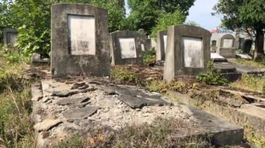 Romanya 'da 2020 yılında Cluj Napoca' dan çekilen kimliği belirsiz, ihmal edilmiş bir Yahudi mezarı.