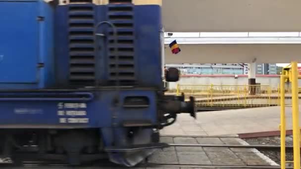 Train Locomotive Passage Niveau Caméra Avec Personnes Gare Roumanie Gare — Video