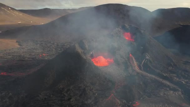Flying Lava Eruption Iceland Volcano Mount Fagradalsfjall Icelandbeautiful Drone Shot — Vídeos de Stock