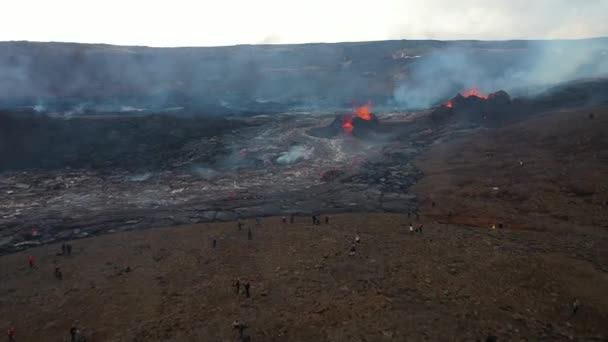 Menschen Der Nähe Des Aktiven Vulkans Luftaufnahme Berg Fagradalsfjall Isländische — Stockvideo