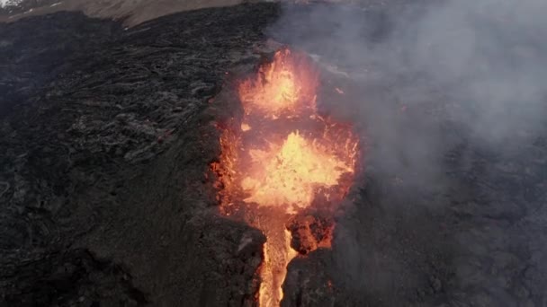 Flying Close Lava Eruption Volcano Mount Fagradalsfjall Iceland4K Drone Shot — Vídeos de Stock