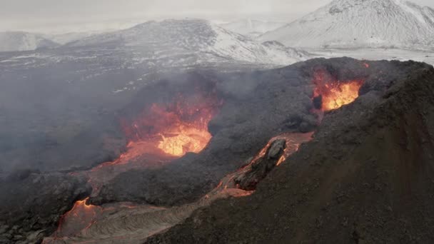 Flying Close Lava Eruption Volcano Snowy Mountains4K Drone Shot Iceland — ストック動画