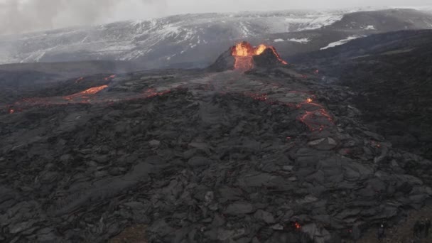 People Standing Close Active Volcano Aerial View Mount Fagradalsfjall Iceland4K — ストック動画