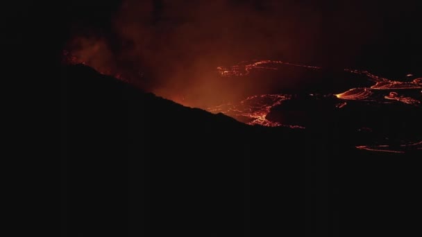 溶岩噴火火山 Fagradalfjall山 アイスランドの夜景4K 2021年4月噴火口から出てくる溶岩とマグマのアイスランドからの夜のショット — ストック動画