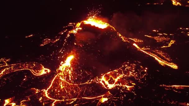 火山喷发的夜景 Fagradalsfjall山 冰岛的热熔岩和岩浆夜间拍摄 2021年4月 — 图库视频影像