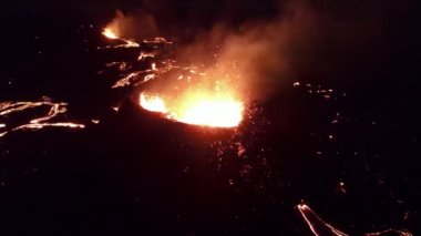Gece görüşü lav püskürmesi volkanı, Fagradalsfjall Dağı, İzlanda 4K gecesi sıcak lav ve magmanın İzlanda 'dan çekilmesi, Nisan 2021 