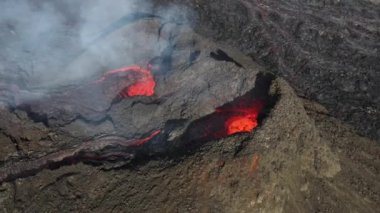 Sıcak lav magmasına yakın uçan ve Fagradalsfall Dağı 'nı ortaya çıkaran İzlanda 4K Rare İHA' sı sıcak lav ve magmanın İzlanda 'dan ateşlenmesiyle 2021 Nisan' ında kraterden çıkıyor. 