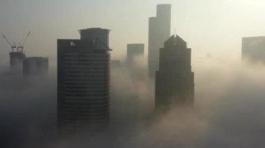 Bulutların üzerinde yükselen gökdelenler, Aerial, Tel Aviv, İsrail İnsansız Hava Aracı sisli bir günde binalara bakıyor, 20 Eylül 2021, Tel aviv, İsrail