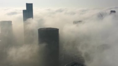 Bulutların üzerinde yükselen gökdelenler, Aerial, Tel Aviv, İsrail İnsansız Hava Aracı sisli bir günde binalara bakıyor, 20 Eylül 2021, Tel aviv, İsrail