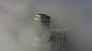 Bulutların üzerinde yükselen gökdelenler, Aerial, Tel Aviv, İsrail İnsansız Hava Aracı sisli bir günde binalara bakıyor, 20 Eylül 2021, Tel aviv, İsrail
