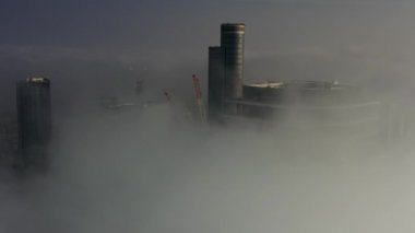 Bulutların üzerinde yükselen gökdelenler, Aerial, Tel Aviv, İsrail İnsansız Hava Aracı sisli bir günde binalara bakıyor, 20 Eylül 2021, Tel aviv, İsrail