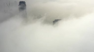 Bulutların üzerinde yükselen gökdelenler, Aerial, Tel Aviv, İsrail İnsansız Hava Aracı sisli bir günde binalara bakıyor, 20 Eylül 2021, Tel aviv, İsrail