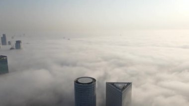 Bulutların üzerinde yükselen gökdelenler, Aerial, Tel Aviv, İsrail İnsansız Hava Aracı sisli bir günde binalara bakıyor, 20 Eylül 2021, Tel aviv, İsrail
