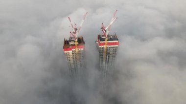 Bulutların üzerinde yükselen gökdelenler, Aerial, Tel Aviv, İsrail İnsansız Hava Aracı sisli bir günde binalara bakıyor, 20 Eylül 2021, Tel aviv, İsrail