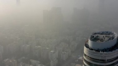 Bulutların üzerinde yükselen gökdelenler, Aerial, Tel Aviv, İsrail İnsansız Hava Aracı sisli bir günde binalara bakıyor, 20 Eylül 2021, Tel aviv, İsrail