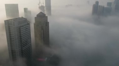 Bulutların üzerinde yükselen gökdelenler, Aerial, Tel Aviv, İsrail İnsansız Hava Aracı sisli bir günde binalara bakıyor, 20 Eylül 2021, Tel aviv, İsrail