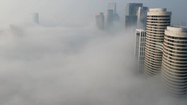 Bulutların üzerinde yükselen gökdelenler, Aerial, Tel Aviv, İsrail İnsansız Hava Aracı sisli bir günde binalara bakıyor, 20 Eylül 2021, Tel aviv, İsrail