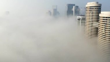 Bulutların üzerinde yükselen gökdelenler, Aerial, Tel Aviv, İsrail İnsansız Hava Aracı sisli bir günde binalara bakıyor, 20 Eylül 2021, Tel aviv, İsrail