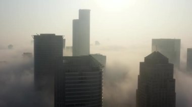 Bulutların üzerinde yükselen gökdelenler, Aerial, Tel Aviv, İsrail İnsansız Hava Aracı sisli bir günde binalara bakıyor, 20 Eylül 2021, Tel aviv, İsrail