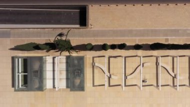 Bisikletli Adam Bisikletli Pist 'te sokak boyunca, Tel Aviv' den insansız hava aracı görüntüsü, 20 Nisan 2021