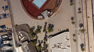Boş havuz ve tatil tesisleri Coffid 19 Kilitlenme, AerialDrone görünümü tel aviv, Ekim 2020