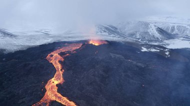 Karlı dağları olan lav püskürmesi volkanı,... kraterden çıkan sıcak lav ve magma, Nisan 2021 