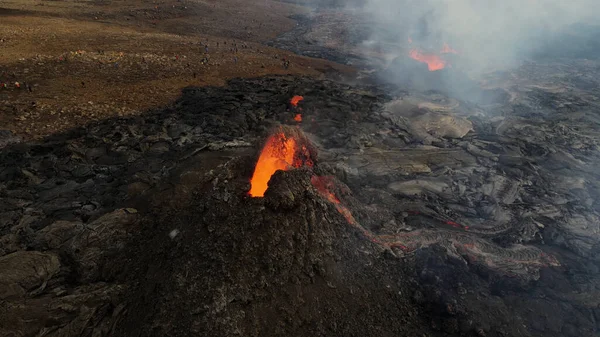 Lava Uitbarsting Vulkaan Met Besneeuwde Bergen Luchtzichthete Lava Magma Komen — Stockfoto