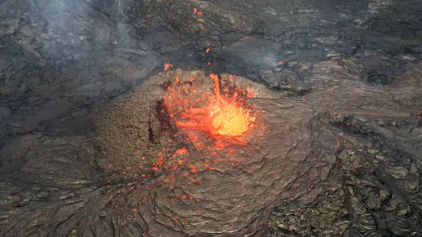 Wulkan Lawy Śnieżnymi Górami Widok Powietrza Gorąca Lawa Magma Wychodzące — Zdjęcie stockowe