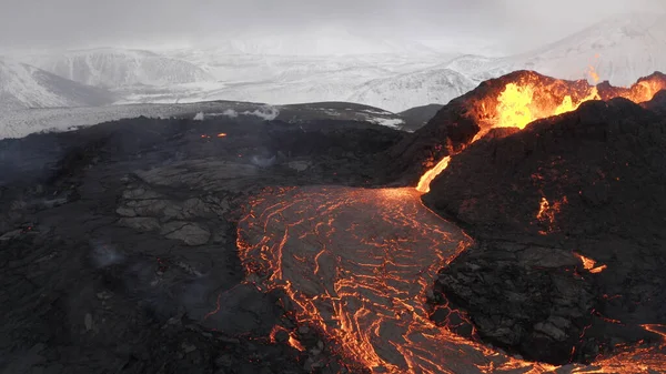 Lava Uitbarsting Vulkaan Met Besneeuwde Bergen Luchtzichthete Lava Magma Komen — Stockfoto
