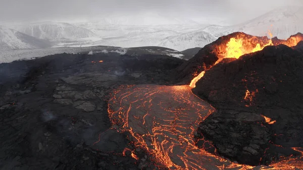 Vulcão Erupção Lava Com Montanhas Nevadas Vista Aérea Lava Quente — Fotografia de Stock