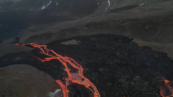 Wulkan Lawy Śnieżnymi Górami Widok Powietrza Gorąca Lawa Magma Wychodzące — Zdjęcie stockowe