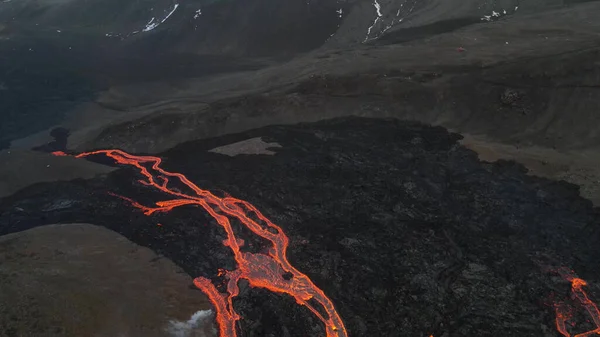 Lava Uitbarsting Vulkaan Met Besneeuwde Bergen Luchtzichthete Lava Magma Komen — Stockfoto